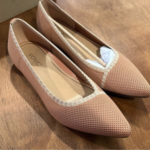 NWT Sz 8 Vionic Pointed toe neutral flat